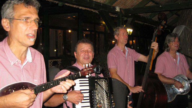 Војвођанске приче: Aла волем добре тамбураше, старе песме и млађане снаше